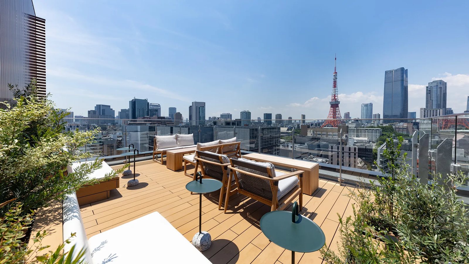 H¹O浜松町のルーフテラスから望む東京タワー
